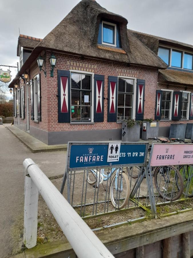 Wuivend Riet Gelegen Op Resort Venetie Giethoorn Exteriér fotografie